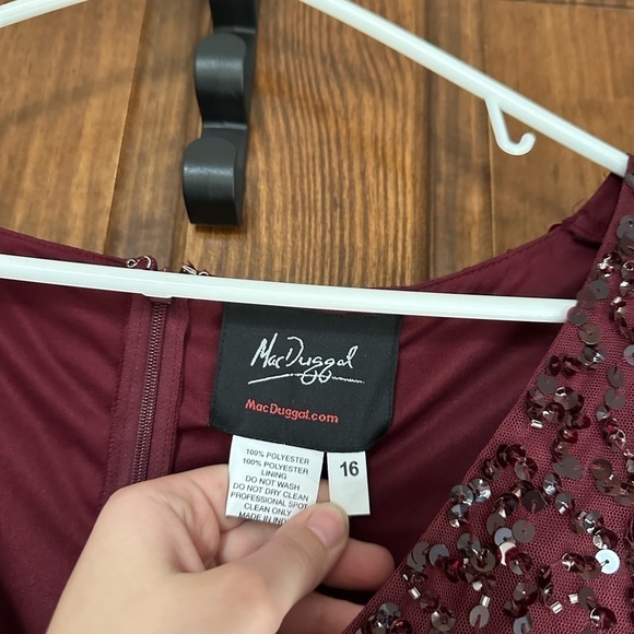 MAC DUGGAL Sequined V Neck Flutter Cap Sleeve Trumpet Gown - Picture 7 of 7